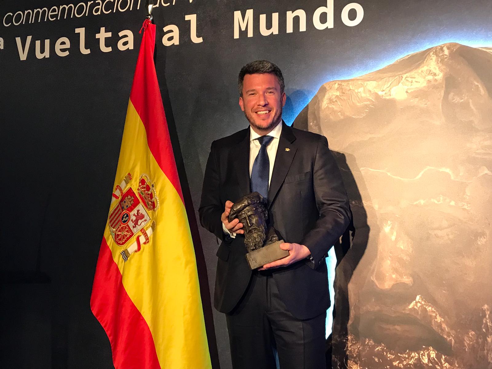 El secretario del Náutico Sevilla posa con el Trofeo Juan Sebastián Elcano.jpg